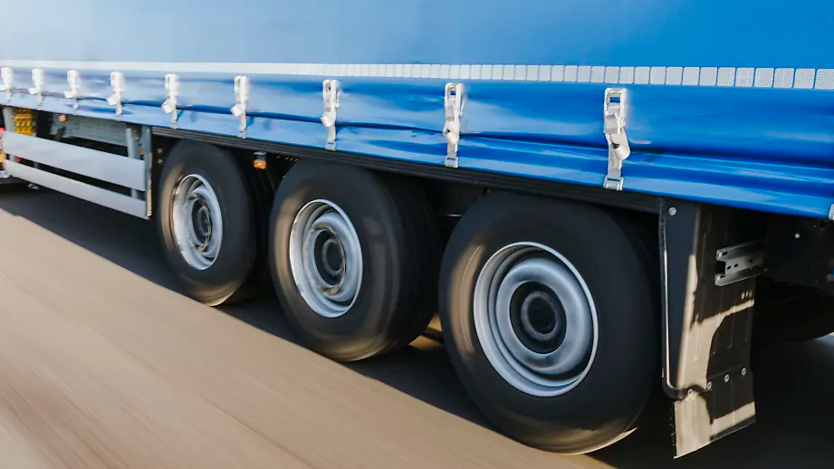 neumáticos de un camión trailer en carretera